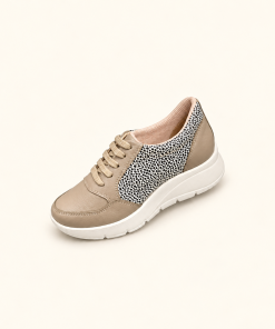 Zapatilla Hebles artículo 0470 Taupe con Carpincho Negro, vista del lado opuesto