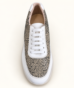 Zapatilla Hebles 825 blanca con Stone Beige, vista superior y cordones