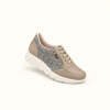 Zapatilla Hebles artículo 0470 Taupe con Carpincho Negro, vista lateral
