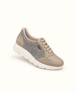 Zapatilla Hebles artículo 0470 Taupe con Carpincho Negro, vista lateral